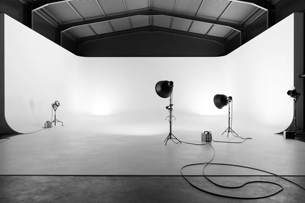 Профессиональная Фотостудия Осветительным Оборудованием Белой Циклорамой — стоковое фото