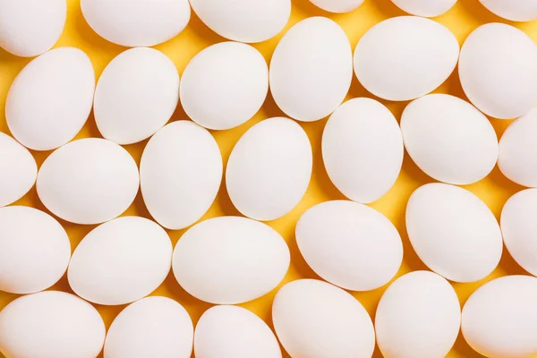 Białe Jajka Żółtym Tle Pascha — Zdjęcie stockowe