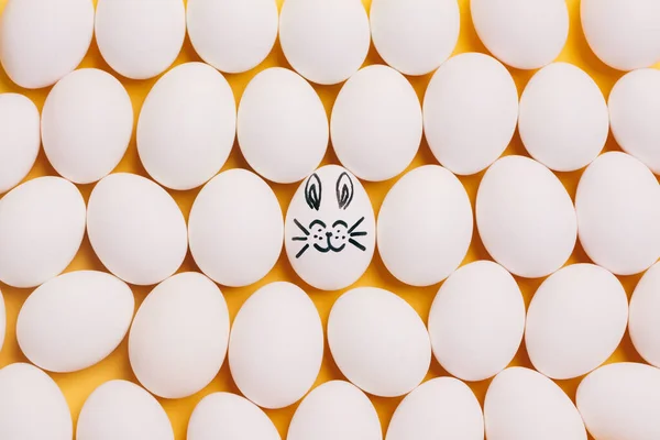 笑顔のウサギの顔と耳を描いたイースターエッグ — ストック写真