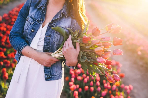 Kobieta Bukietem Kwiatów Polu Tulipan Wiosną Światło Zachodu Słońca — Zdjęcie stockowe