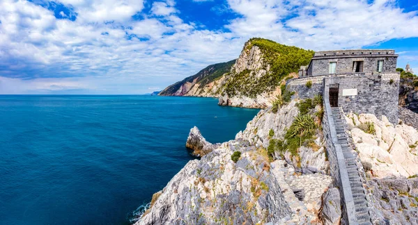 波尔图维涅尔港海岸 意大利有拜伦的格罗托和多利亚城堡 从海上看 — 图库照片