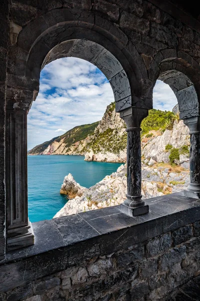 イタリアのポルト ヴェネレにある聖ペテロ教会の古代の窓 リグーリア海岸 — ストック写真
