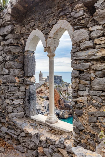 イタリアのポルト ヴェネレ 古代の窓から見た聖ペテロ教会 リグーリア海岸 — ストック写真