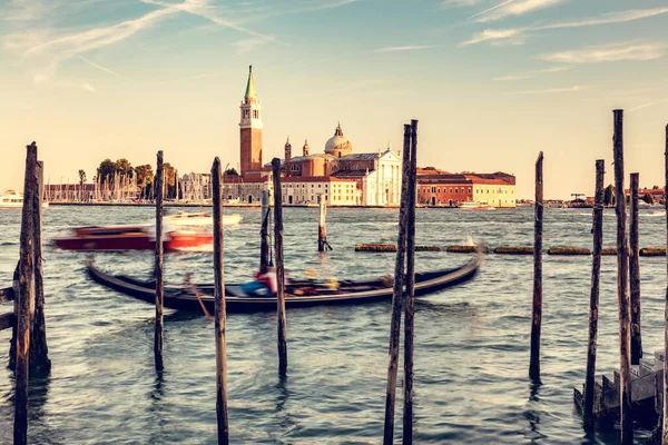 Gondola Rida Venedig Italien Vid Solnedgången Visa Kyrkan San Giorgio — Stockfoto