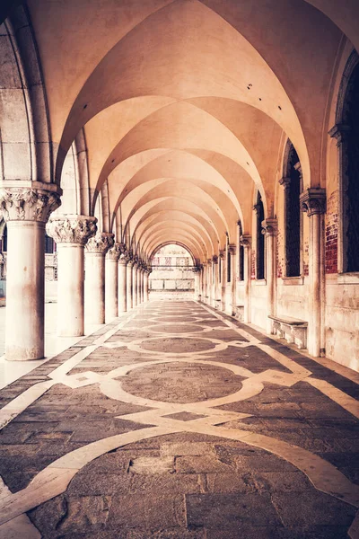 Forntida Kolumner Med Valv Palazzo Ducale Eller Dogepalatset Venedig Italien — Stockfoto