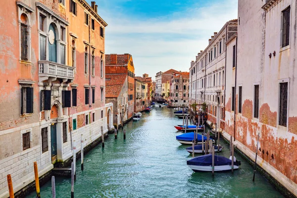 Veneza Itália Canal Com Ponte Barcos Cidade Italiana Histórica Água — Fotografia de Stock