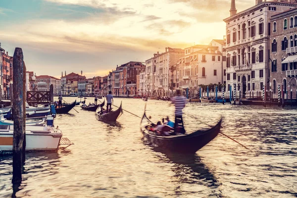 Gondola Rida Canal Grande Venedig Italien Vid Solnedgången Romantisk Turistattraktion — Stockfoto