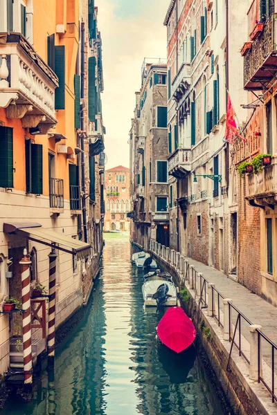 Venedik Talya Tekneleri Olan Bir Kanal Üzerindeki Tarihi Talyan Kenti — Stok fotoğraf