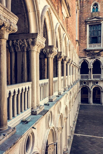 イタリアのヴェネツィアにあるドゥカーレ宮殿やドゥカーレ宮殿のアーチを持つ列 ヴィンテージ — ストック写真