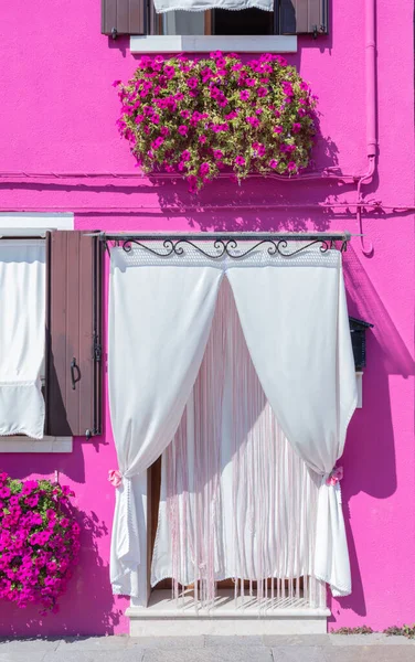 Розовые Росписи Домов Острове Бурано Недалеко Венеции Италия Сценическая Улица — стоковое фото