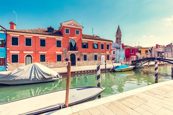 Burano Itália Com Casas Coloridas Pintadas Longo Canal Com Barcos — Fotografia de Stock