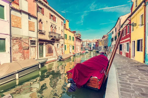 Burano Italien Mit Bunt Bemalten Häusern Entlang Des Kanals Mit — Stockfoto
