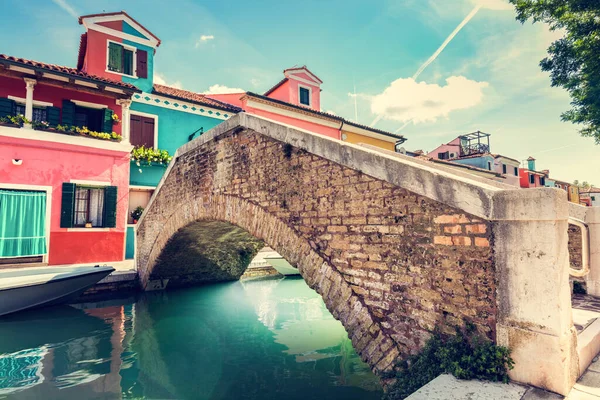 Burano Itália Com Casas Coloridas Pintadas Longo Canal Cênica Cidade — Fotografia de Stock