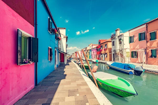Бурано Італія Барвистими Пофарбованими Будинками Вздовж Каналу Човнами Італійське Місто — стокове фото