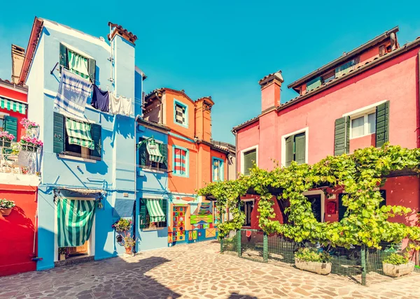 Πολύχρωμα Ζωγραφισμένα Σπίτια Στο Νησί Μπουράνο Κοντά Στη Βενετία Της — Φωτογραφία Αρχείου