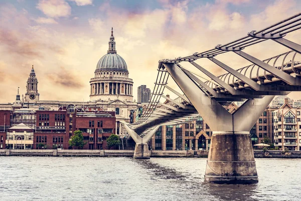 Paul Katedrali Londra Daki Millenium Köprüsü Nden Görüldü Eski — Stok fotoğraf