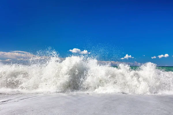 Волны Песчаном Итальянском Пляже Солнечный Летний День — стоковое фото