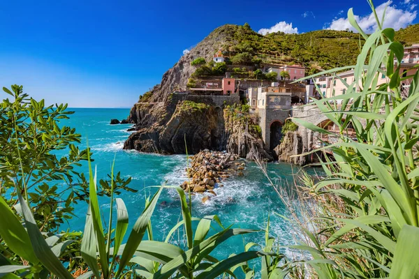 Costa Cinque Terre Com Estação Ferroviária Falésias Itália Dia Ensolarado — Fotografia de Stock
