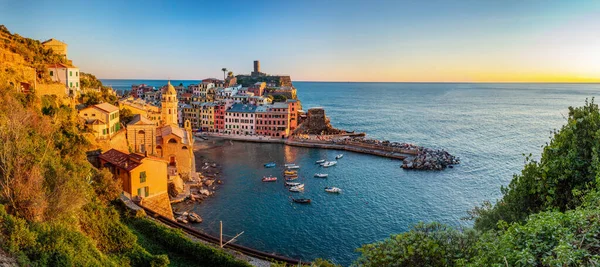 Vernazza Cinque Terre Talya Gün Batımında Liguria Kıyısındaki Popüler Turizm — Stok fotoğraf
