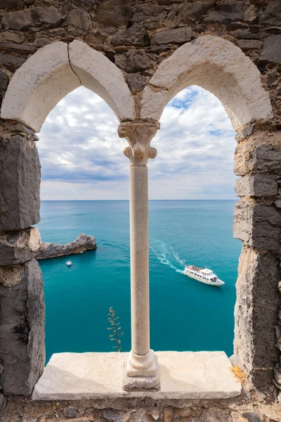 海の景色を望む古代の古い窓 イタリアのポルト ヴェネレ リグーリア — ストック写真