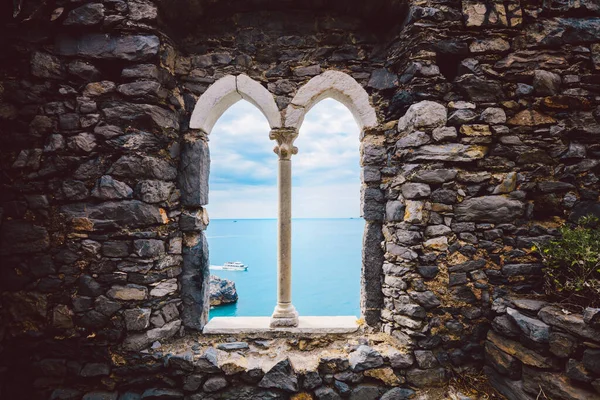 海の景色を望む古代の古い窓 イタリアのポルト ヴェネレ リグーリア — ストック写真