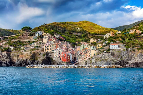 Costa Cinque Terre Con Riomaggiore Pueblo Italia Colinas Acantilados Vistos — Foto de Stock