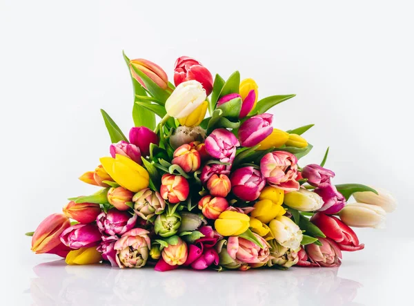Frische Tulpenblumen Strauß Auf Weißem Hintergrund Mit Copyspace — Stockfoto