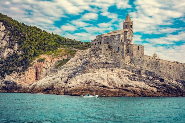 意大利维涅尔港 圣彼得教堂在悬崖上 从海上看 — 图库照片