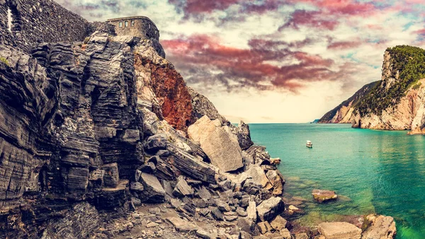 イタリアのポルト ヴェネレ 聖ピーター教会が崖の上にあります リグーリア海岸 — ストック写真