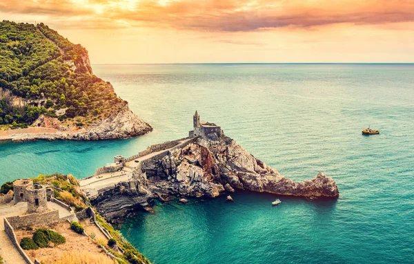 意大利维尼尔港 日落时在悬崖上的圣彼得教堂 利古里亚海岸 — 图库照片