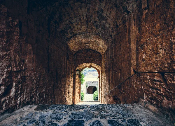 イタリアのポルト ヴェネレにあるドーリア城の古代の通路 歴史的建造物 — ストック写真