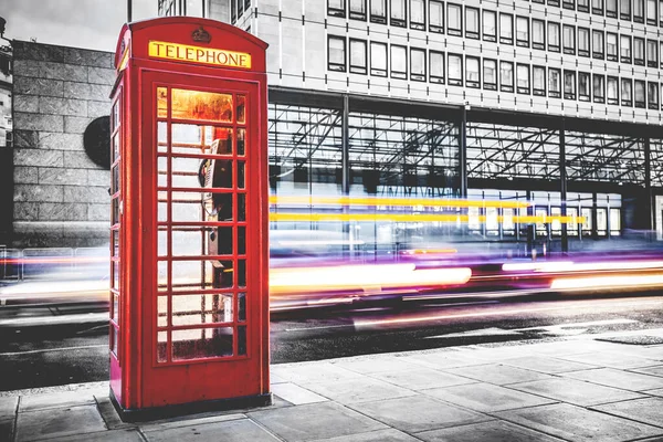 シティ通りにあるロンドンの赤い電話ブース 黒と白の赤 — ストック写真