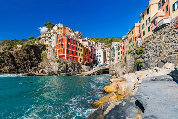 이탈리아의 여름에는 이탈리아의 테레에 고레입니다 리구리아 해안의 인기있는 관광지 — 스톡 사진
