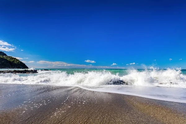 Fale Piaszczystej Włoskiej Plaży Słoneczny Letni Dzień — Zdjęcie stockowe