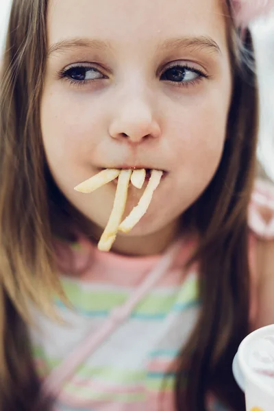 Ung Pige Spiser Pommes Frites Fastfood Restaurant - Stock-foto