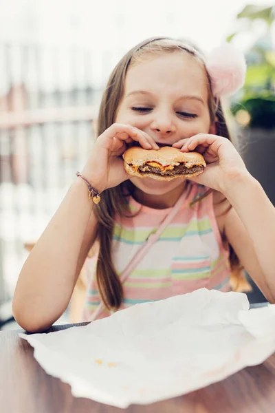 Mladá Dívka Jíst Hamburger Fast Food Restauraci — Stock fotografie