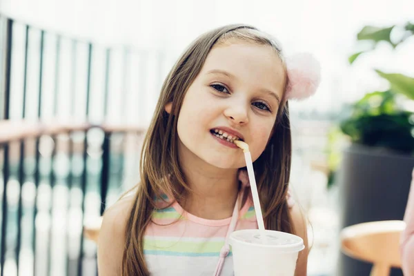 小女孩在快餐店喝软饮料 — 图库照片