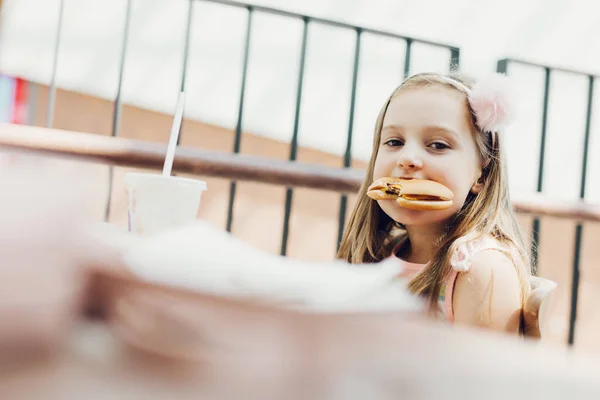 Young Girl Eating Hamburger Having Fun Fast Food Restaurant — Stock Photo, Image