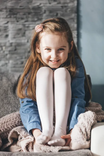 Ευτυχισμένο Κοριτσάκι Που Παίζει Στον Καναπέ Στο Σπίτι Παιδική Ηλικία — Φωτογραφία Αρχείου