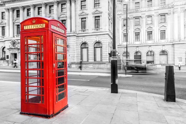 Şehir Caddesindeki Londra Kırmızı Telefon Kulübesi Kırmızı Siyah Beyaz — Stok fotoğraf