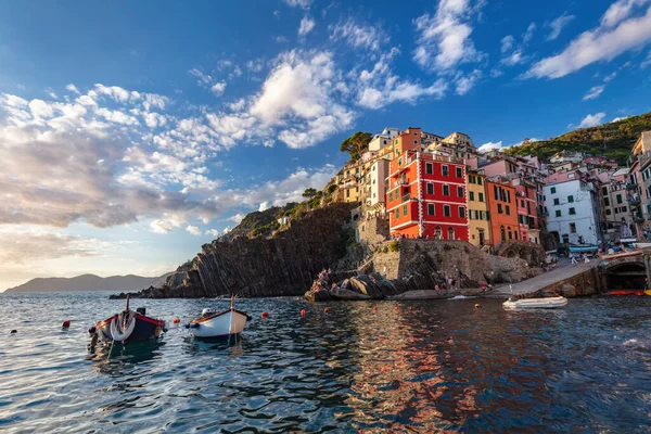 Günbatımında Talya Cinque Terre Riomaggiore Liguria Kıyısındaki Popüler Turizm Beldesi — Stok fotoğraf