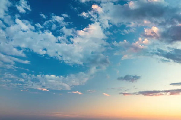 Solnedgång Himmel Med Lugna Moln Blå Och Gyllene Pallett — Stockfoto