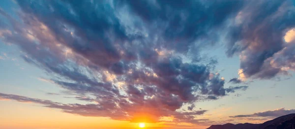 夕阳西下的天空全景 乌云密布 — 图库照片