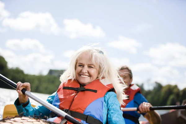 Glückliches Senioren Aktiv Paar Paddelt Auf See Und Genießt Zeit — Stockfoto