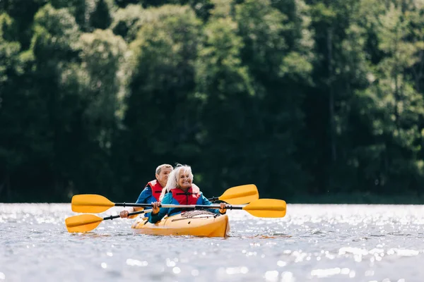 一緒に時間を楽しむ湖で幸せなシニアアクティブなカップルカヤック — ストック写真