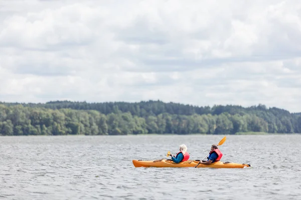Feliz Pareja Activa Senior Kayak Lago Disfrutando Del Tiempo Juntos —  Fotos de Stock