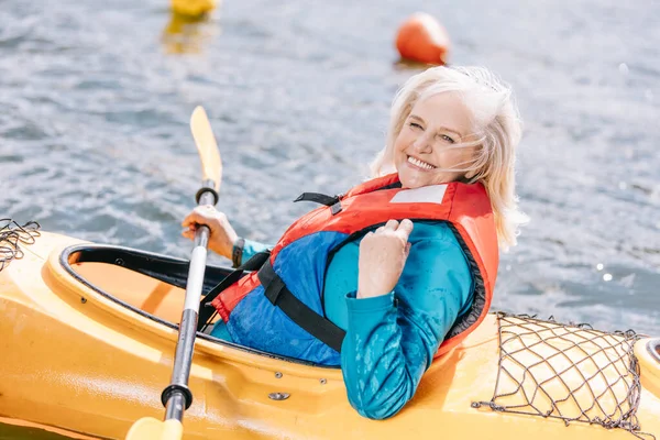 Glad Senior Aktiv Par Kajakpaddling Sjön Njuter Tid Tillsammans — Stockfoto