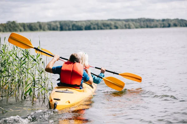 一緒に時間を楽しむ湖で幸せなシニアアクティブなカップルカヤック — ストック写真