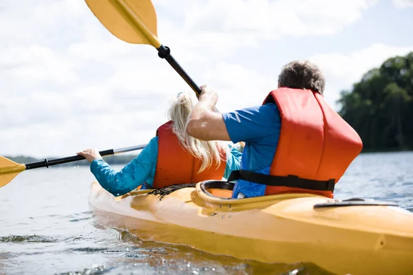 Felice Anziano Coppia Attiva Kayak Sul Lago Godendo Del Tempo — Foto Stock