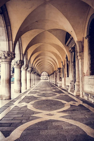 Starożytne Kolumny Łukami Palazzo Ducale Lub Pałacu Dożów Wenecji Włochy — Zdjęcie stockowe
